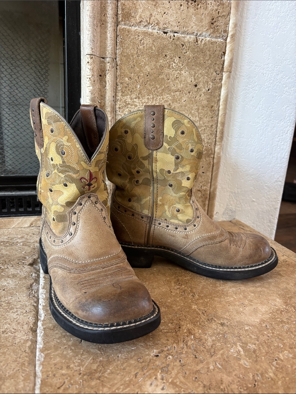 Justin’s Boots Women’s Size 7 Camo & Tan Leather Cowgirl Boots